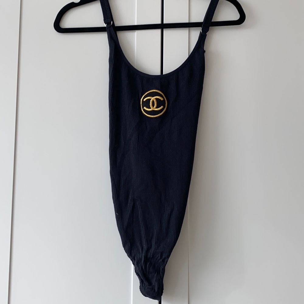 She just knows appliqué body suit